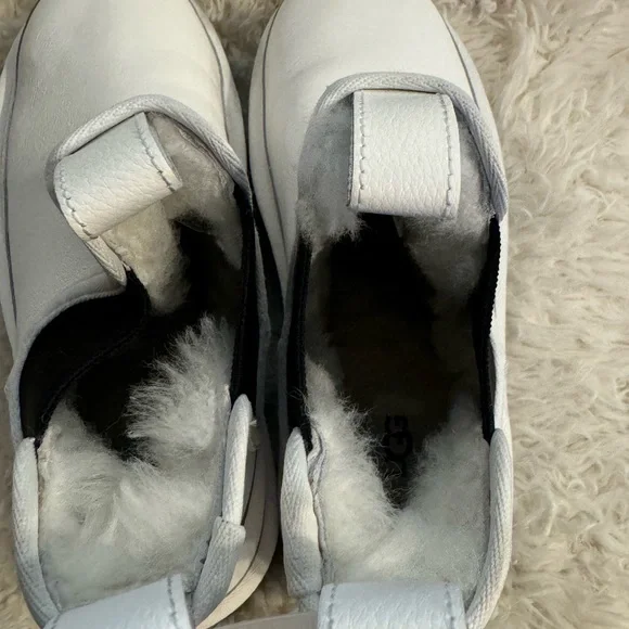 UGG Womens Neumel Platform Chelsea Leather & Sheepskin Ankle Boots